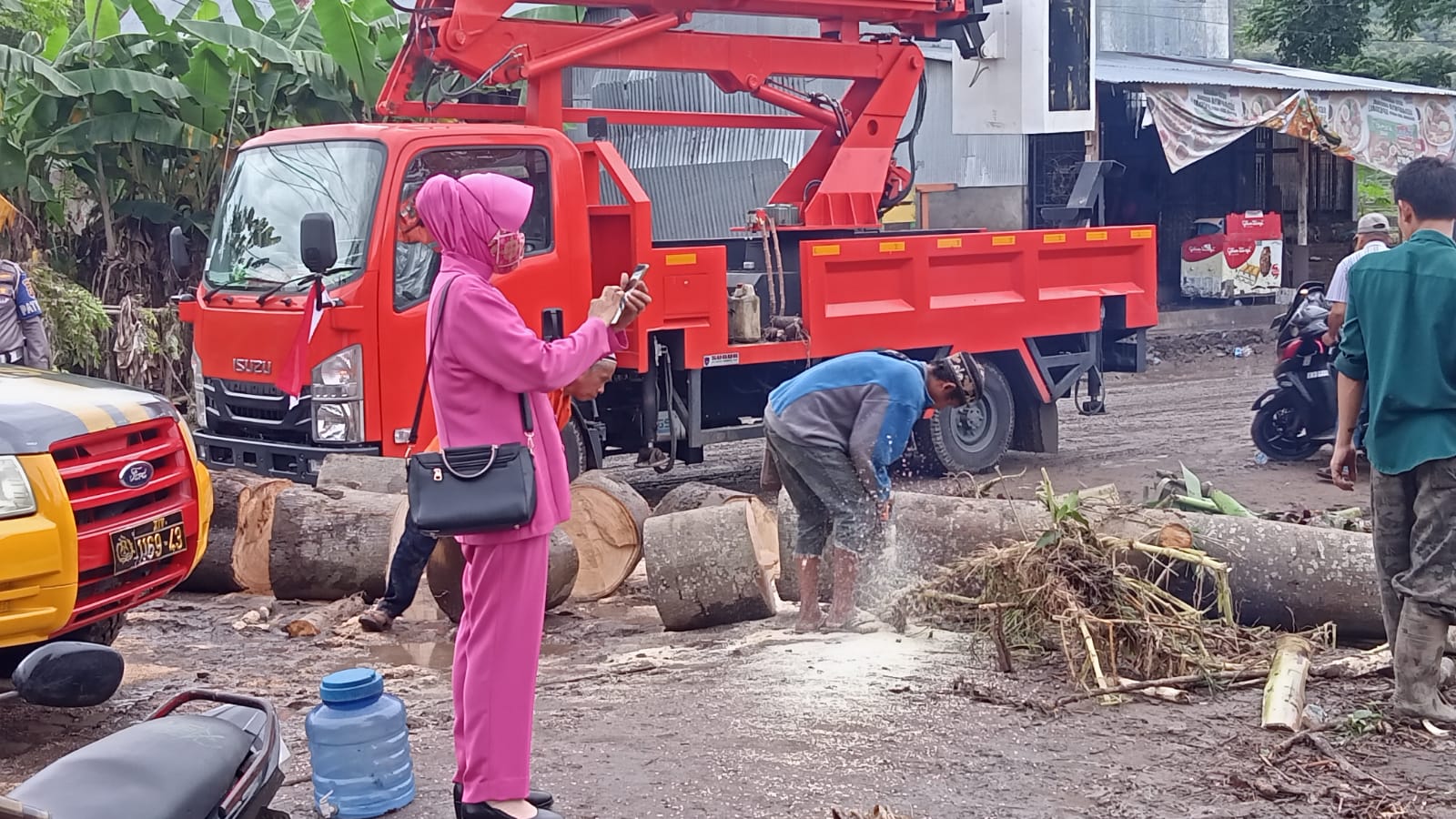 DLH Parepare Turunkan Semua Peralatan Untuk Lakukan Pembersihan Pasca Banjir